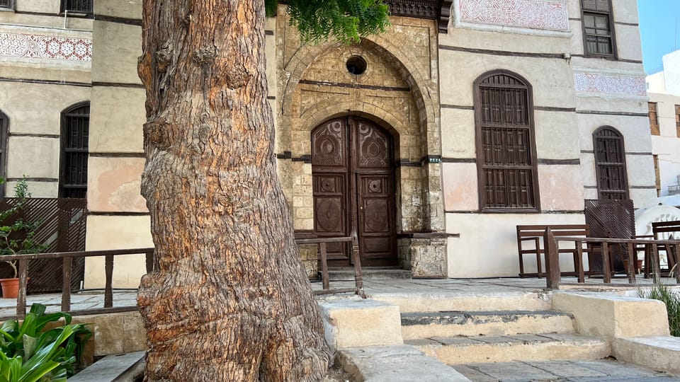 https://unsplash.com/photos/a-large-tree-in-front-of-a-building-BtHFNLUA38Q